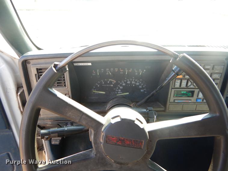 image for item FQ9557 1993 Chevrolet C2500 pickup truck