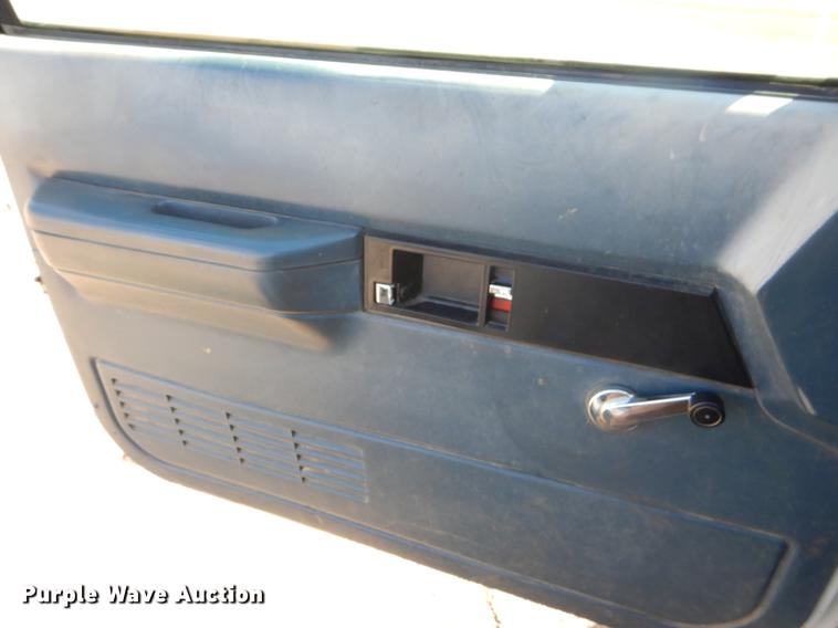 image for item FQ9557 1993 Chevrolet C2500 pickup truck