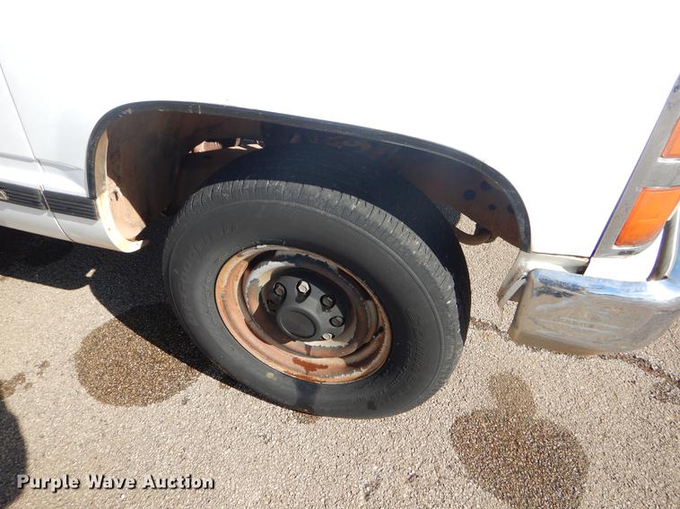 image for item FQ9557 1993 Chevrolet C2500 pickup truck
