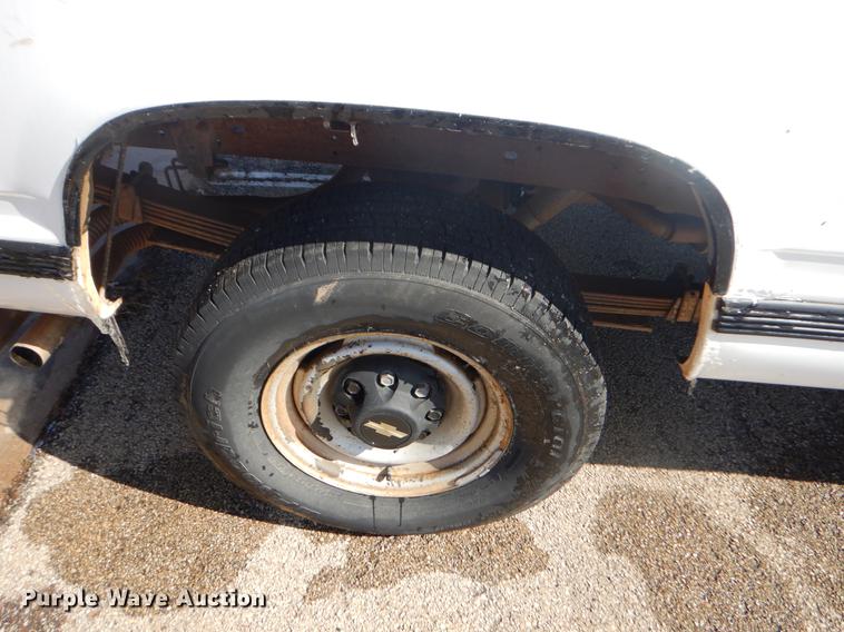 image for item FQ9557 1993 Chevrolet C2500 pickup truck