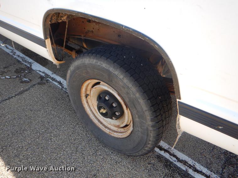 image for item FQ9557 1993 Chevrolet C2500 pickup truck