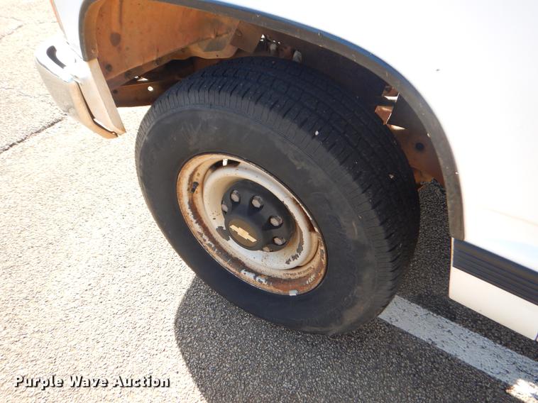 image for item FQ9557 1993 Chevrolet C2500 pickup truck