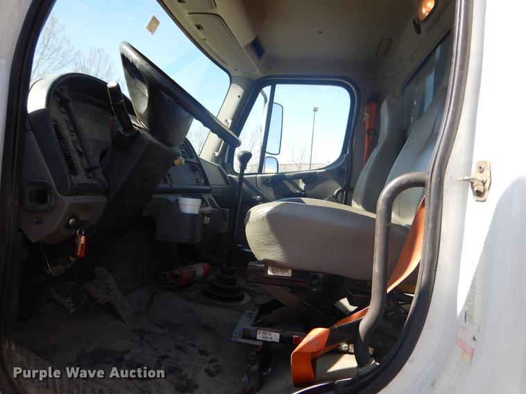 image for item FQ9570 2007 Freightliner Business Class M2 flatbed truck