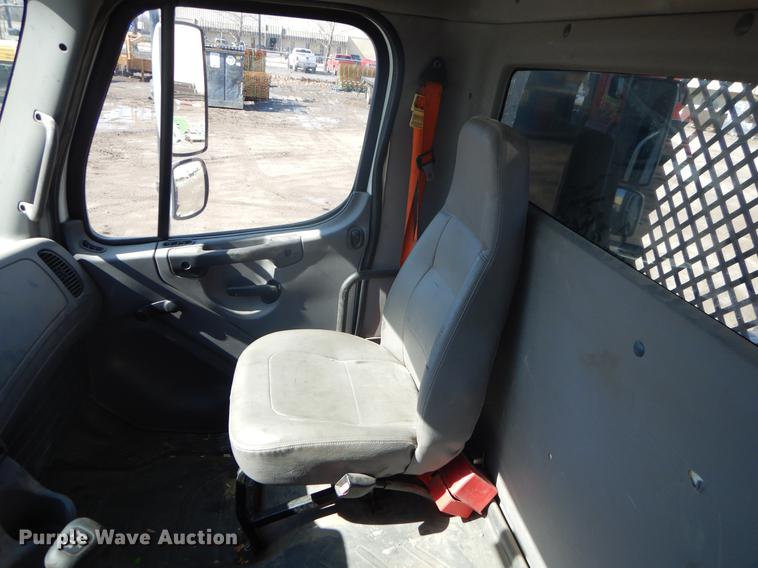 image for item FQ9570 2007 Freightliner Business Class M2 flatbed truck