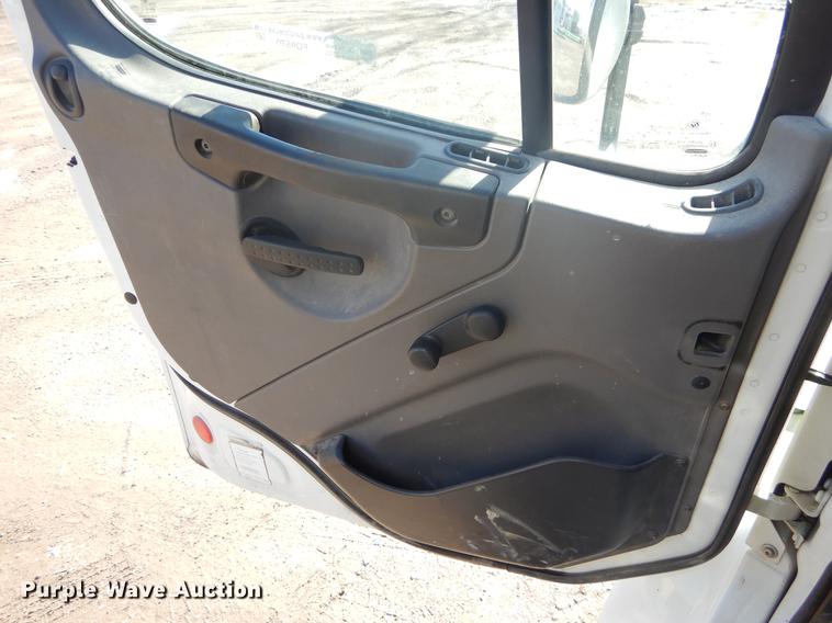 image for item FQ9570 2007 Freightliner Business Class M2 flatbed truck