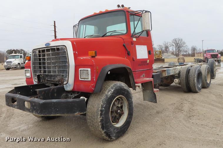image for item L1492 1997 Ford LT8000 truck cab and chassis