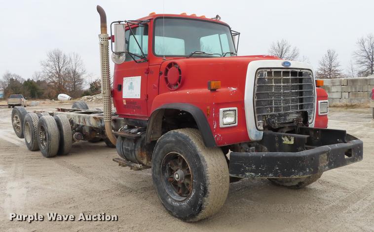 image for item L1492 1997 Ford LT8000 truck cab and chassis