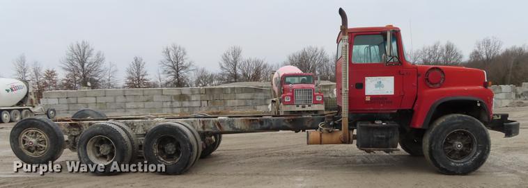 image for item L1492 1997 Ford LT8000 truck cab and chassis