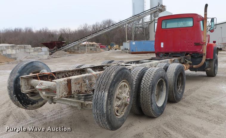 image for item L1492 1997 Ford LT8000 truck cab and chassis