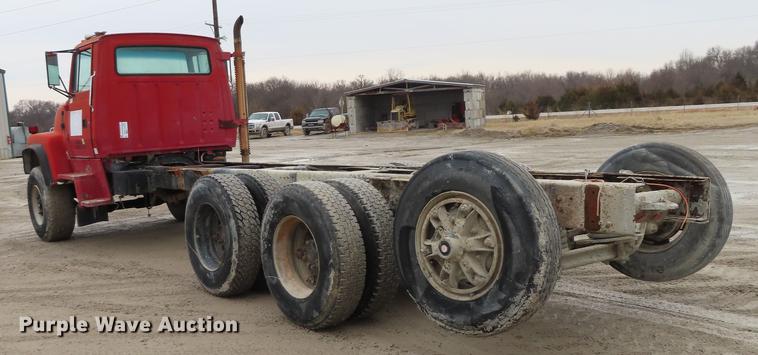 image for item L1492 1997 Ford LT8000 truck cab and chassis