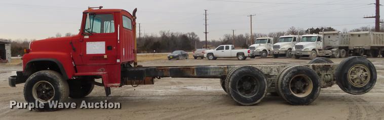 image for item L1492 1997 Ford LT8000 truck cab and chassis