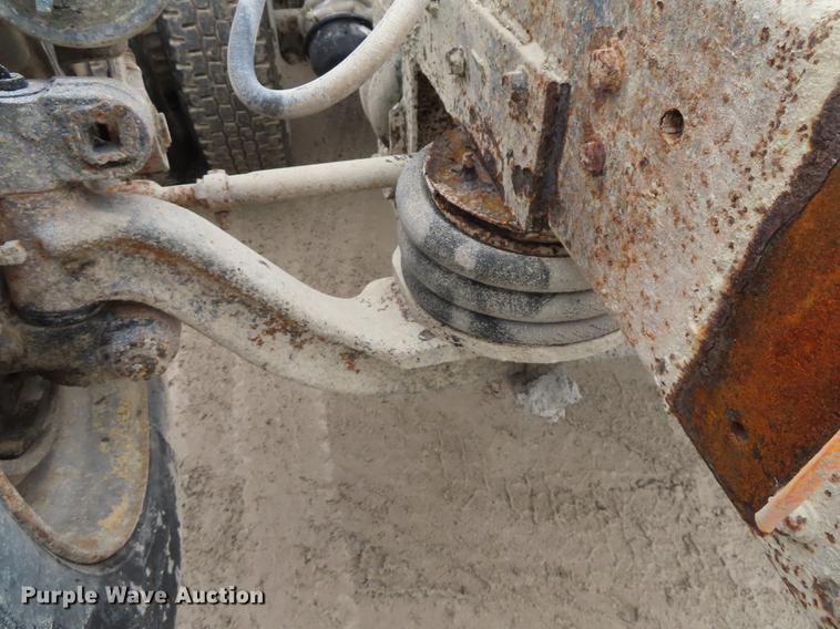 image for item L1492 1997 Ford LT8000 truck cab and chassis