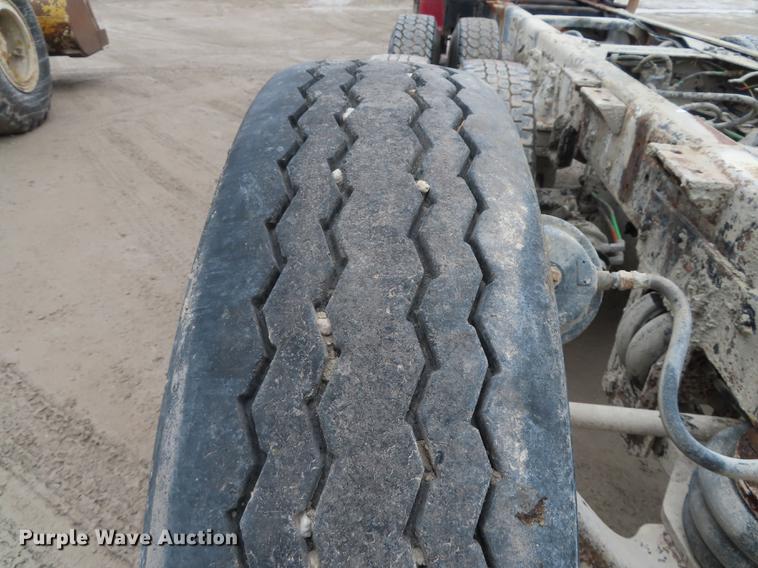 image for item L1492 1997 Ford LT8000 truck cab and chassis