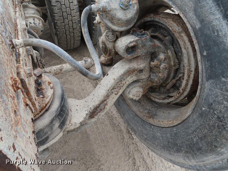 image for item L1492 1997 Ford LT8000 truck cab and chassis