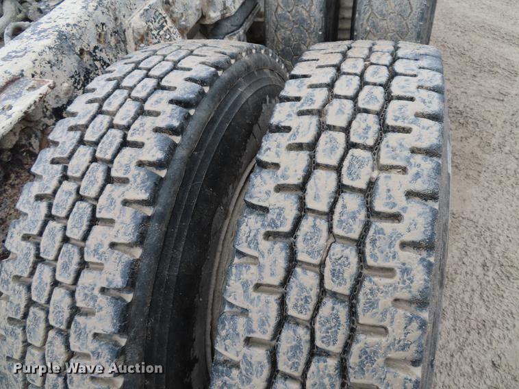 image for item L1492 1997 Ford LT8000 truck cab and chassis