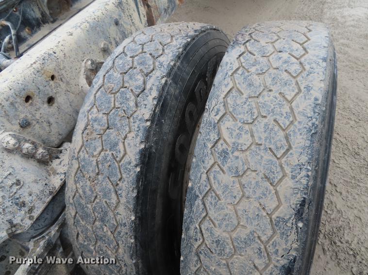 image for item L1492 1997 Ford LT8000 truck cab and chassis