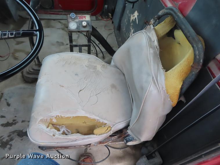 image for item L1492 1997 Ford LT8000 truck cab and chassis