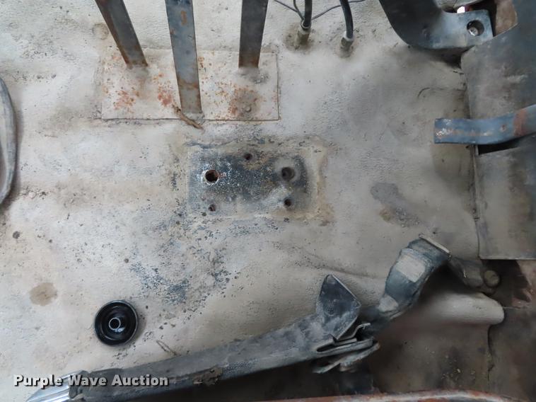 image for item L1492 1997 Ford LT8000 truck cab and chassis