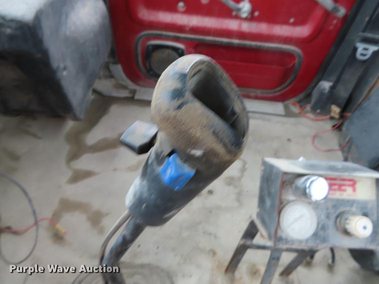 image for item L1492 1997 Ford LT8000 truck cab and chassis