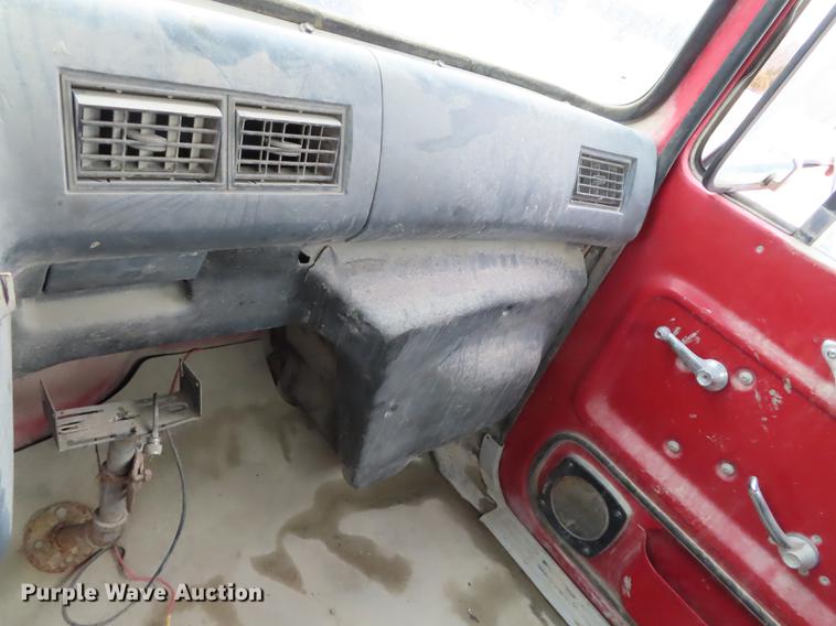 image for item L1492 1997 Ford LT8000 truck cab and chassis