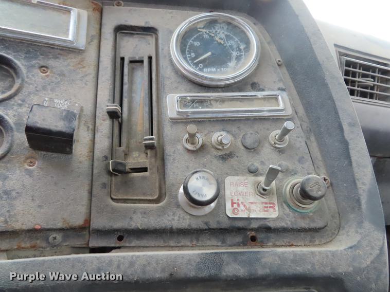 image for item L1492 1997 Ford LT8000 truck cab and chassis