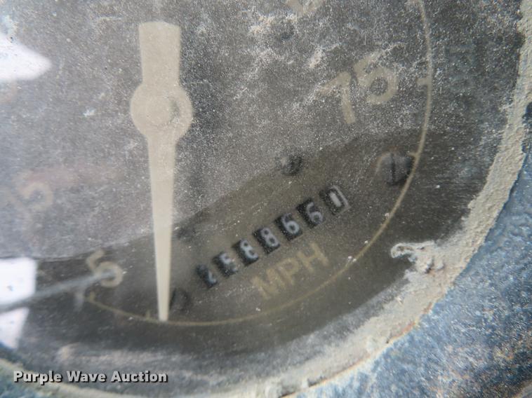 image for item L1492 1997 Ford LT8000 truck cab and chassis