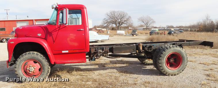 image for item L1496 1966 International 1700 truck cab and chassis