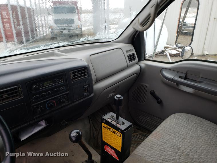 image for item AV9342 2000 Ford F650 Super Duty dump truck