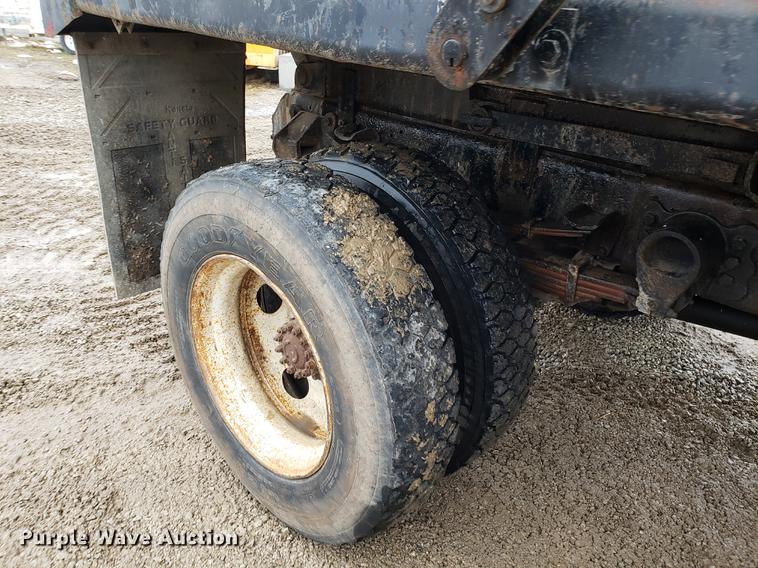 image for item AV9342 2000 Ford F650 Super Duty dump truck