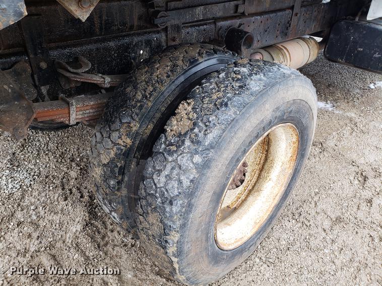 image for item AV9342 2000 Ford F650 Super Duty dump truck