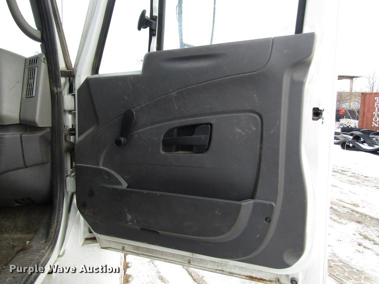 image for item DB6860 2008 International 4300 truck cab and chassis
