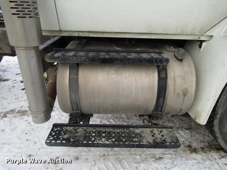 image for item DB6860 2008 International 4300 truck cab and chassis