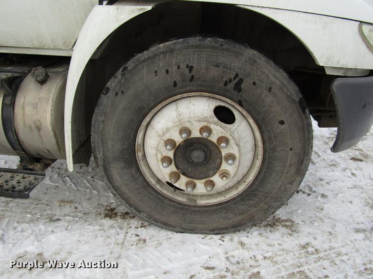 image for item DB6860 2008 International 4300 truck cab and chassis