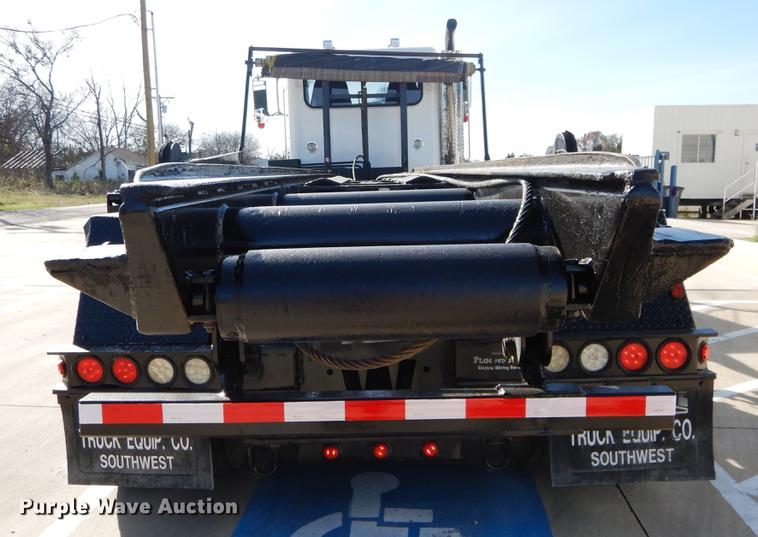 image for item DC0198 2013 Peterbilt 365 roll off truck