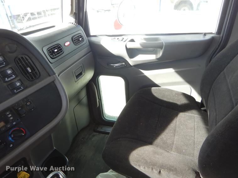 image for item DC0198 2013 Peterbilt 365 roll off truck