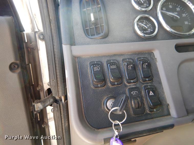 image for item DC0198 2013 Peterbilt 365 roll off truck