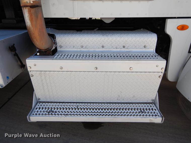 image for item DC0198 2013 Peterbilt 365 roll off truck