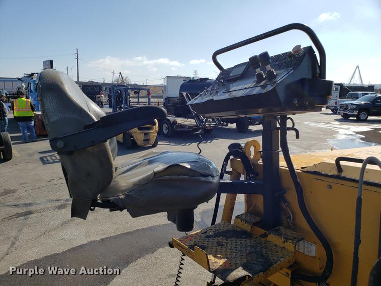 image for item DD3943 2014 Weiler P385A paver