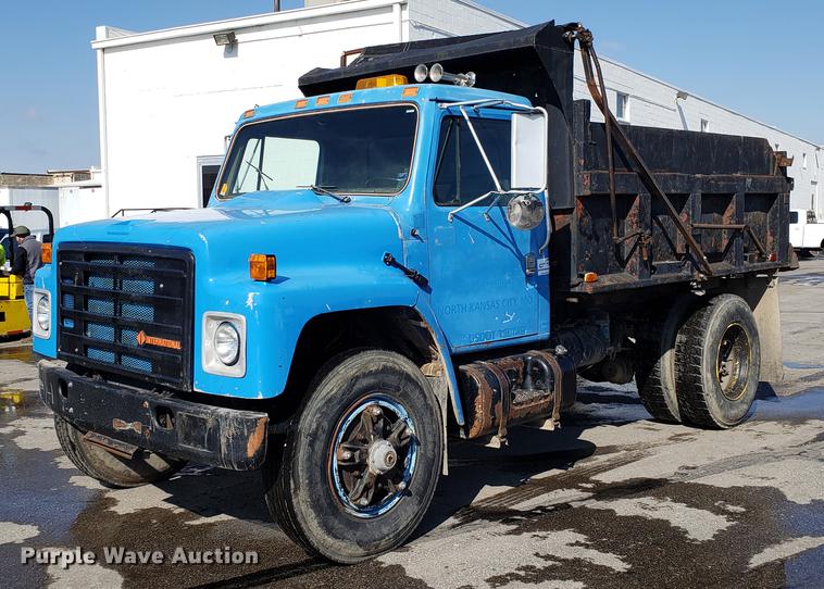 image for item DD3945 1986 International 1954 dump truck