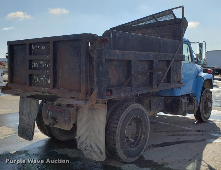 image for item DD3945 1986 International 1954 dump truck