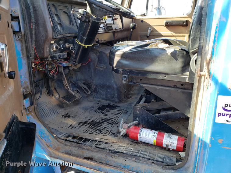 image for item DD3945 1986 International 1954 dump truck