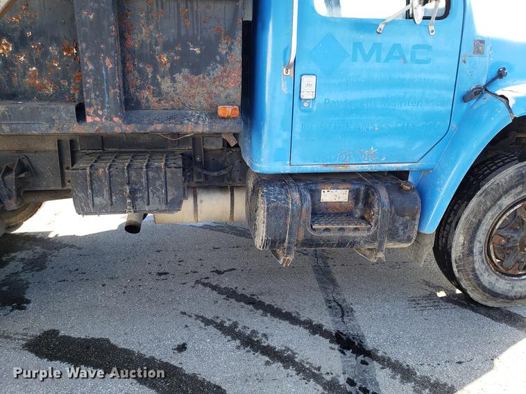 image for item DD3945 1986 International 1954 dump truck