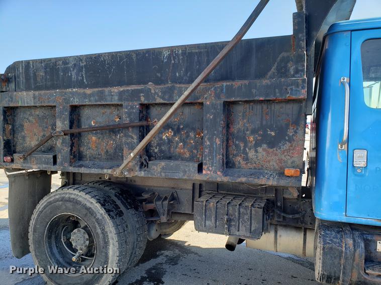 image for item DD3945 1986 International 1954 dump truck