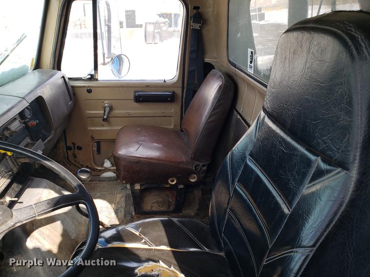 image for item DD3945 1986 International 1954 dump truck