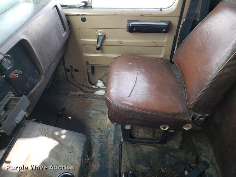 image for item DD3945 1986 International 1954 dump truck