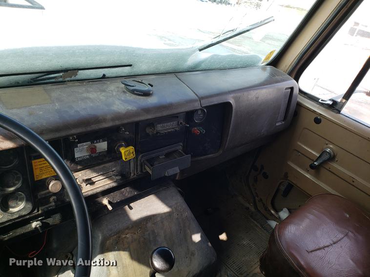 image for item DD3945 1986 International 1954 dump truck