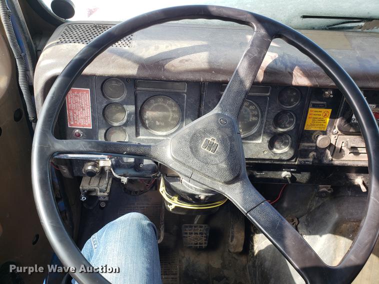 image for item DD3945 1986 International 1954 dump truck