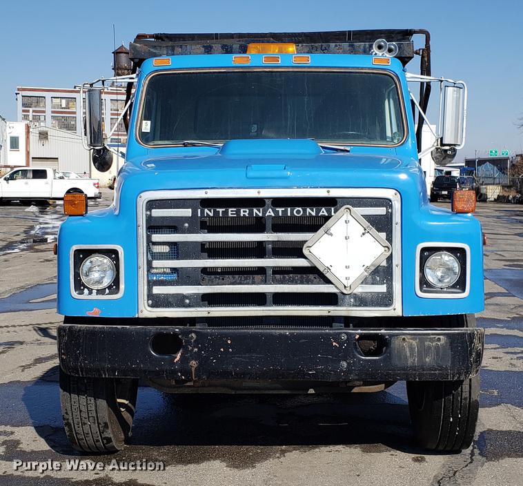 image for item DD3947 1986 International 1954 dump truck