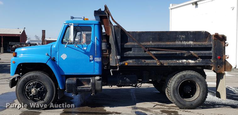 image for item DD3947 1986 International 1954 dump truck