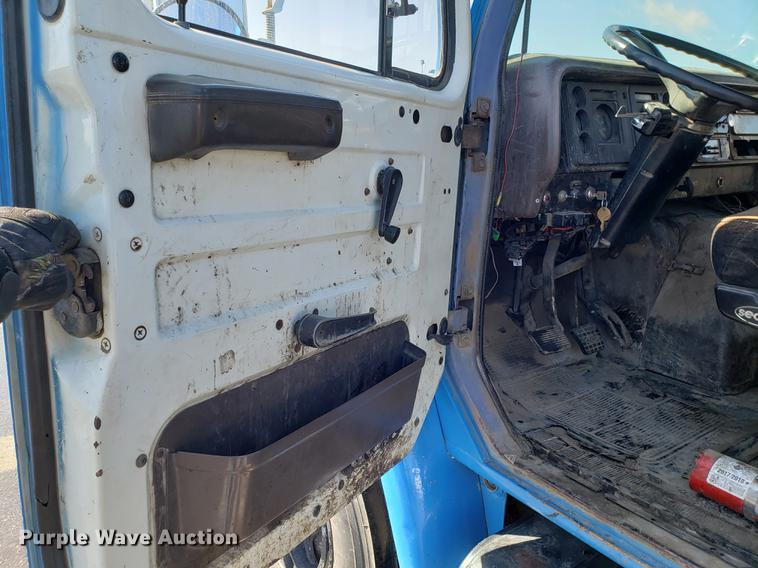 image for item DD3947 1986 International 1954 dump truck